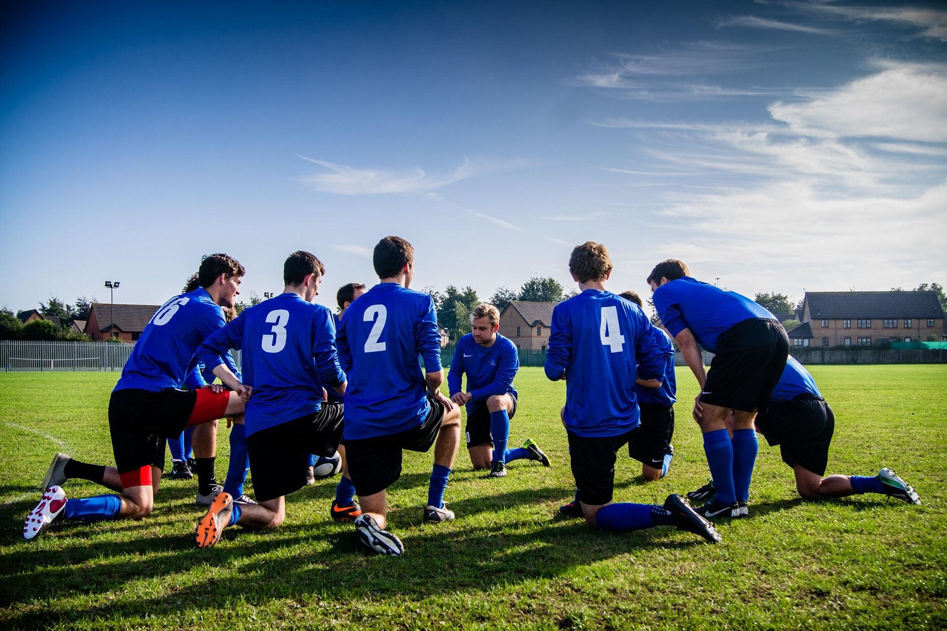 Amateurfußballmannschaft beim gemeinsamen Mannschaftskreis